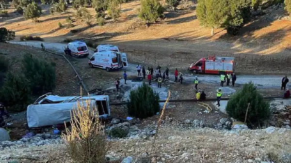 Mersin’de korkunç kaza… İşçi servisi şarampole devrildi: Çok sayıda ölü ve yaralı var!
