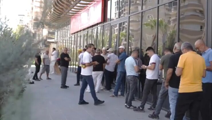 Mezitli Kent Lokantası önünde yurttaşlar kuyrukta: ‘Ekonomi iyi olsa kuyruk olur mu?’
