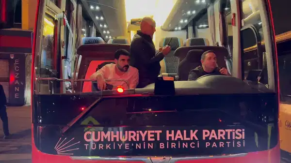 Milletvekillerinin önü kesildi: Çağlayan’da CHP’nin aracına engel