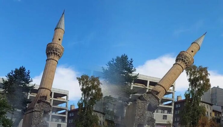 Minare saniyeler içinde yerle bir oldu