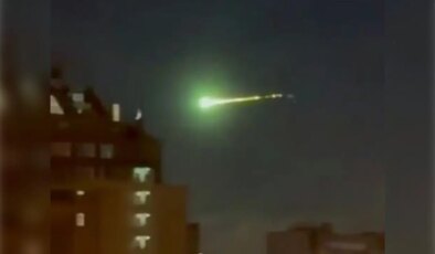 Moskova’da gökyüzü yeşile büründü: Meteor anı kamerada