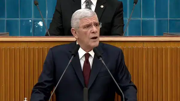 Müsavat Dervişoğlu, grup toplantısında konuşuyor