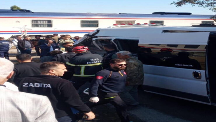 Muş’ta faciadan dönüldü… Tren, okul servisine çarptı: Çok sayıda öğrenci yaralandı!