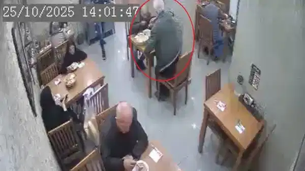 Nefes borusuna yiyecek kaçan müşteriyi, Heimlich manevrasıyla kurtardı