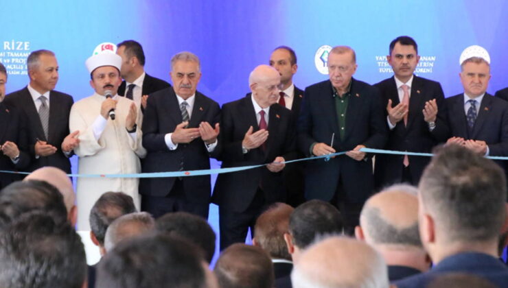 O anlar kamerada… Erdoğan’a temel atma töreninde ‘İsmail Kahraman’ sürprizi: ‘Lütfen efendim, isminizi bağışlayın efendim’