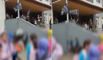 Öğrenciye ‘Kelime-i Tevhid’ bayrağı taşıtıldı: ‘Bu tablo okullarımızın hangi zihniyetin etkisinde bırakıldığını açıkça gösteriyor’