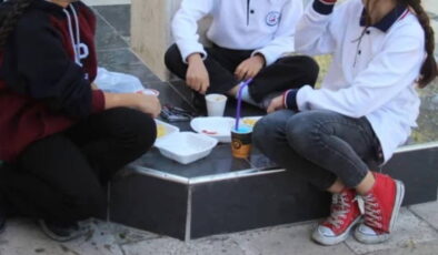 Okulda skandal uygulama! Yemekhaneden yiyemeyen öğrencilere sokakta yemek!