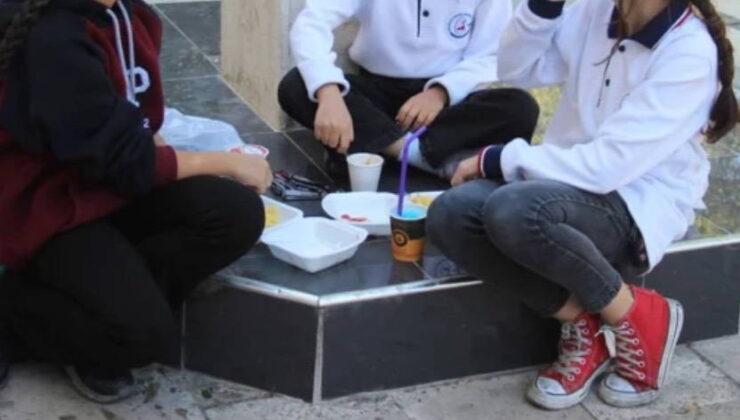 Okulda skandal uygulama! Yemekhaneden yiyemeyen öğrencilere sokakta yemek!