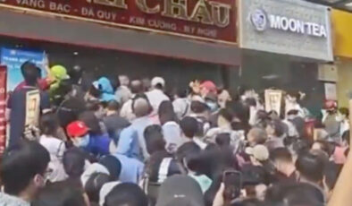 Ons altın bir günde 100 dolar arttı: Dünya genelinde vatandaşlar kuyruklar oluşturdu