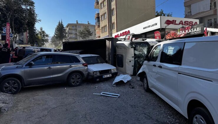 Ortalık savaş alanına döndü! Hafriyat kamyonu 15 araca çarptı