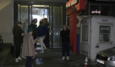 Özgür Çelik duyurdu: CHP’liler destek için TELE1 binası önünde toplandı