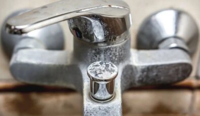 Parlak yüzeylerin sırrı mutfağınızdan geçiyor: Kireç lekelerini geçiren 5 doğal çözüm