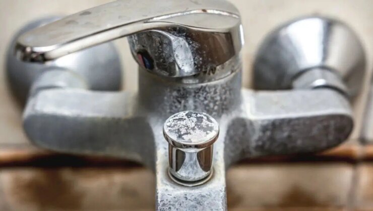 Parlak yüzeylerin sırrı mutfağınızdan geçiyor: Kireç lekelerini geçiren 5 doğal çözüm