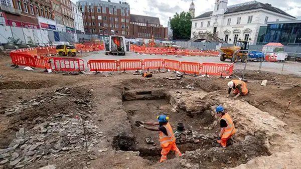 Pazar yerinin altında 2 bin yıllık zindan ve bebek mezarı keşfedildi