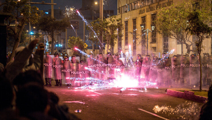 Peru’daki protestolarda sokaklar karıştı: 1 ölü, 102 yaralı