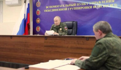 Putin, askeri kamuflajla komutanlarla toplantı yaptı