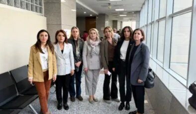 Sanatçı Eda Saraç, sahnesine yetişirken Erdoğan için kurulan bariyerlere itiraz etti, tutuklandı: CHP’li isimlerden destek!