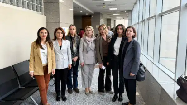 Sanatçı Eda Saraç, sahnesine yetişirken Erdoğan için kurulan bariyerlere itiraz etti, tutuklandı: CHP’li isimlerden destek!