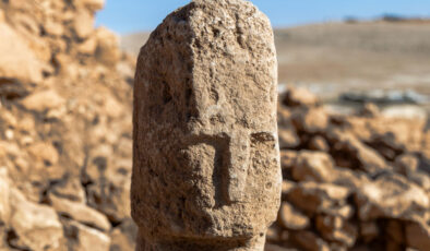 Şanlıurfa’daki kazılarda Karahantepe’de insan yüzlü T biçimli dikilitaş bulundu