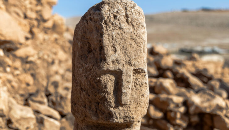 Şanlıurfa’daki kazılarda Karahantepe’de insan yüzlü T biçimli dikilitaş bulundu