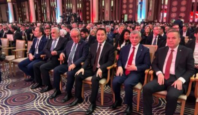 Saray’daki 29 Ekim resepsiyonunda dikkat çeken kareler: CHP katılmadı, Sinan Oğan yerini aldı