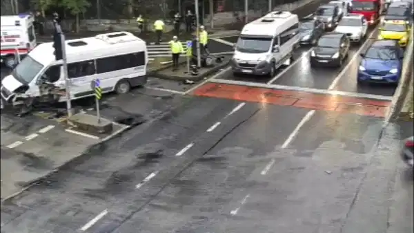 Servis minibüsü refüjdeki trafik levhasına çarptı: 2 yaralı