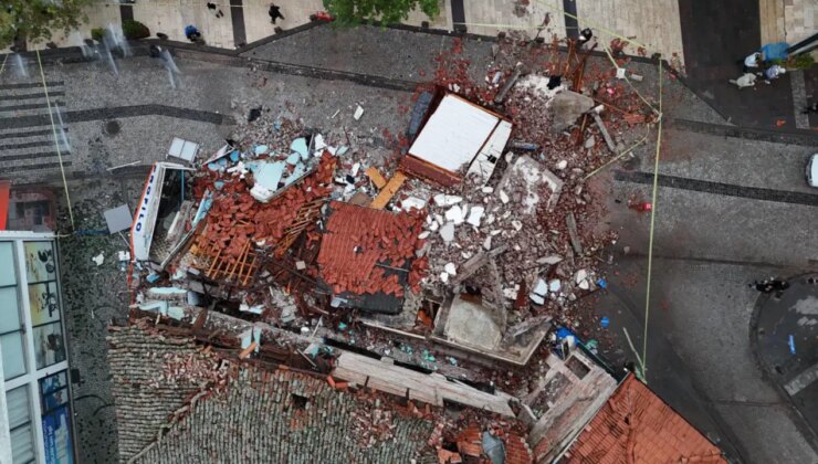 Sındırgı’da 6.1 büyüklüğünde deprem… Yıkılan ve hasar gören binalar görüntülendi