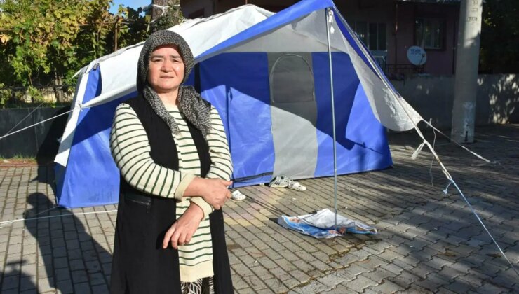 Sındırgı’da deprem fırtınası: Evlerine girmeye çekinenler, çadırlarda kalıyor