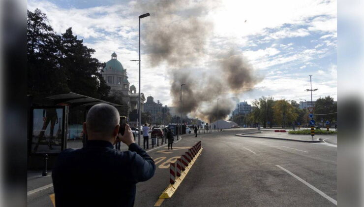 Sırbistan’da tansiyon yükseliyor: Parlamento önünde silahlar konuştu