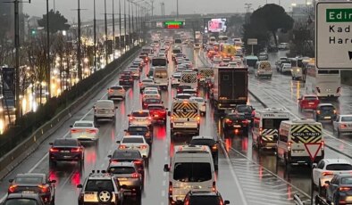 Son dakika… İstanbul’da beklenen yağış başladı: Trafik kilitlendi!