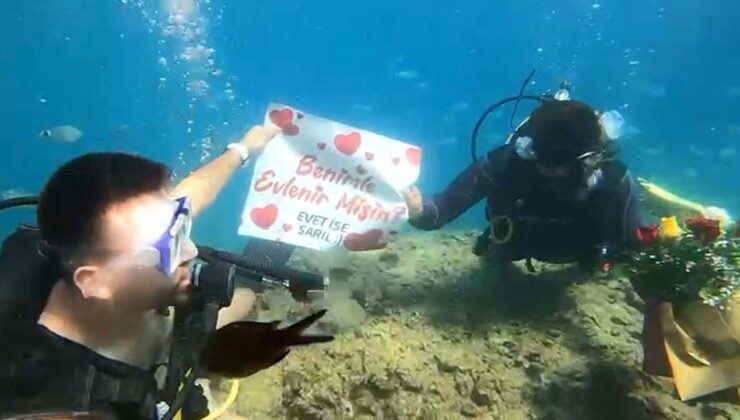 Su altında evlilik teklifi yapıp, yüzük taktı