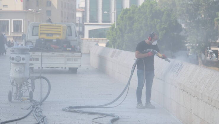 Tarihi Taşköprü yazı ve boyalardan arındırıldı