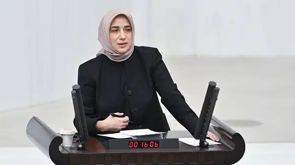 TBMM’de ‘özel uçak’ gerilimi: AKP’li Özlem Zengin sözlerini ‘düzeltti’