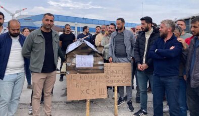 TPI işçilerinden tabutlu eylem: ‘Anayasayı burada tabuta koyduk’