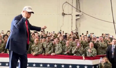 Trump, Japonya ziyaretinde ABD Donanmasındaki askerlerle dans etti