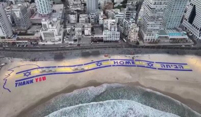 Trump Tel Aviv’e indi, törenle karşılandı: ‘Teşekkürler’ mesajı sahilde görüldü