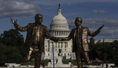 Trump ve Epstein heykeli, yeniden Kongre binası önünde