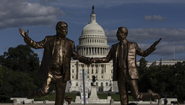 Trump ve Epstein heykeli, yeniden Kongre binası önünde