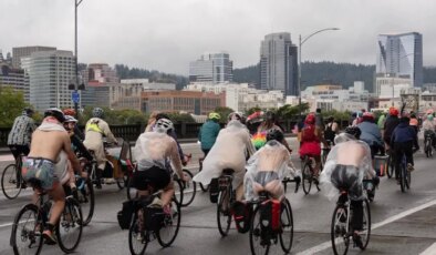Trump’a karşı çıplak protesto: ‘Soğuk olabiliriz ama ICE kadar değil’