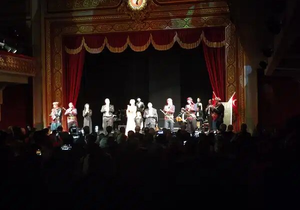 TÜTAV, cumhuriyetin 102’inci yılını Üstün Dökmen’in gösterisiyle kutladı