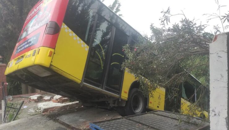Üsküdar’da feci kaza: İETT otobüsü istinat duvarında asılı kaldı