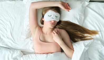 Uyuduğunuz pozisyona dikkat edin: Omurga eğriliğine neden oluyor