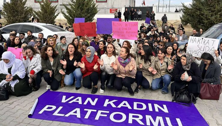 Van Kadın Platformu’ndan ATK önünde ‘Rojin Kabaiş’ protestosu