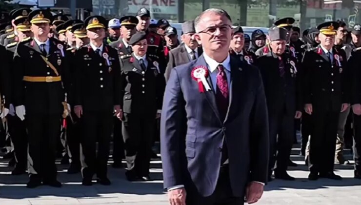 Van’daki 29 Ekim töreninde ilginç görüntüler: Vali, Grup Yorum’la yürüdü!