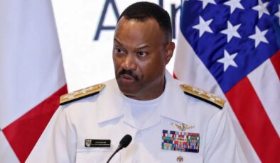 Venezuela gerilimi Pentagon’u sarstı:  Latin Amerika komutanı istifa etti