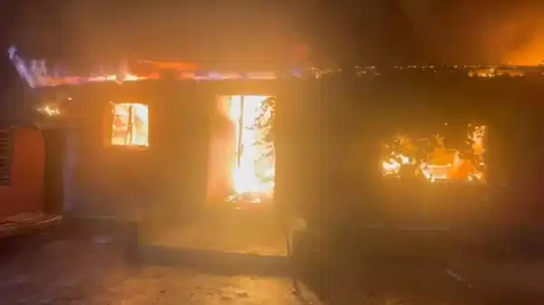 Yangından dönen itfaiye aracı devrildi: Yaralılar var