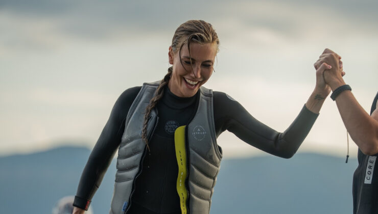 Yeni hobisi! Çağla Şıkel Boğaz’da jet sörf yaptı