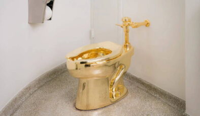 18 ayar altın tuvalet 12 milyon dolara satıldı