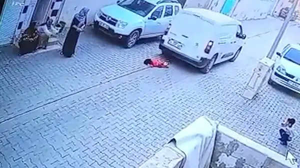 2 yaşındaki Leyla’nın acı ölümü: Kargo aracının altında kaldı, hayatını kaybetti!