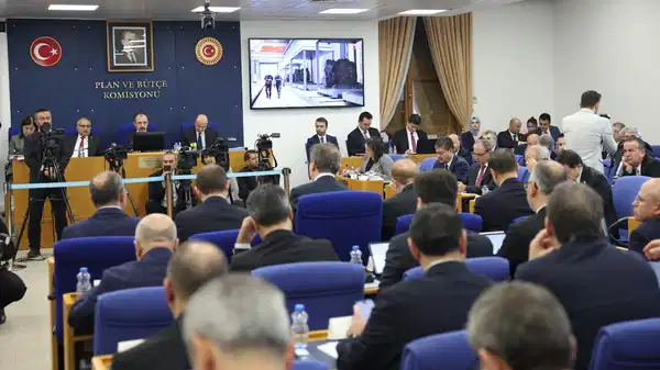 2026 bütçesi Plan ve Bütçe Komisyonu’nda… Enerji fiyatları ve dağıtım bedellerine tepki gösteren CHP’li Arslan: Devlet vatandaşına tuzak kurmaz